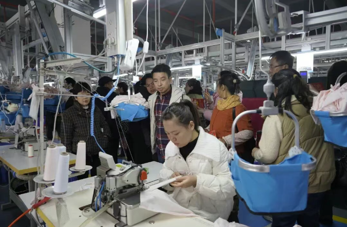 打通就業(yè)“最后一公里” 都勻組織群眾入企觀摩，助推輕紡產(chǎn)業(yè)發(fā)展與信息咨詢服務(wù)升級(jí)